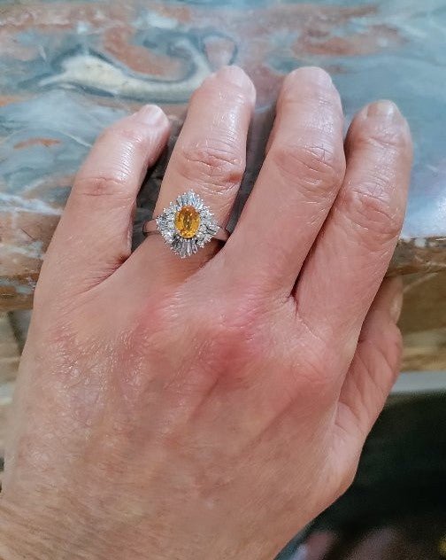 Bague Entourage en platine, saphir et diamants - Castafiore