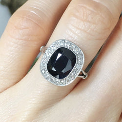 Bague Entourage en platine, saphir et diamants - Castafiore