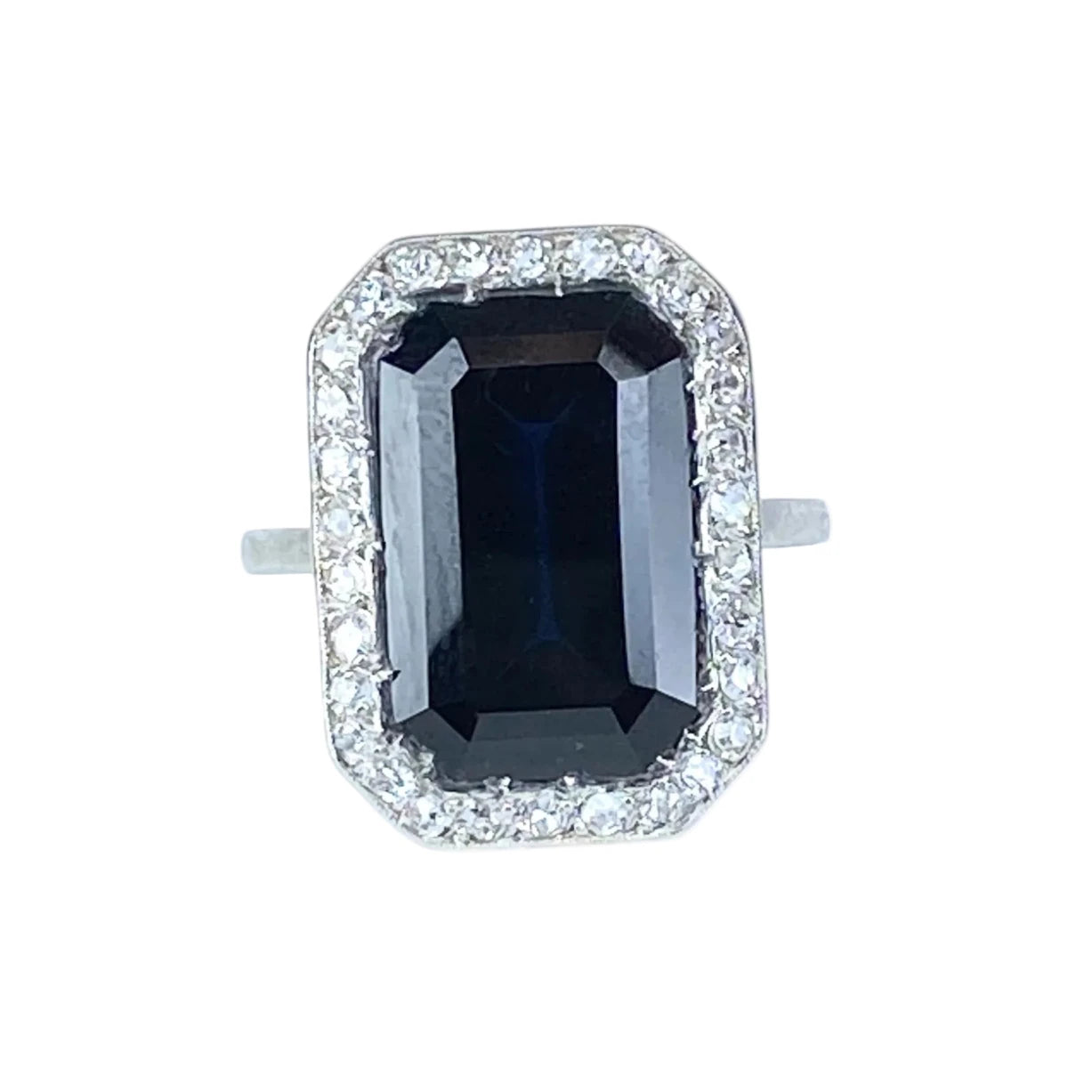 Bague Entourage en platine, saphir et diamants - Castafiore