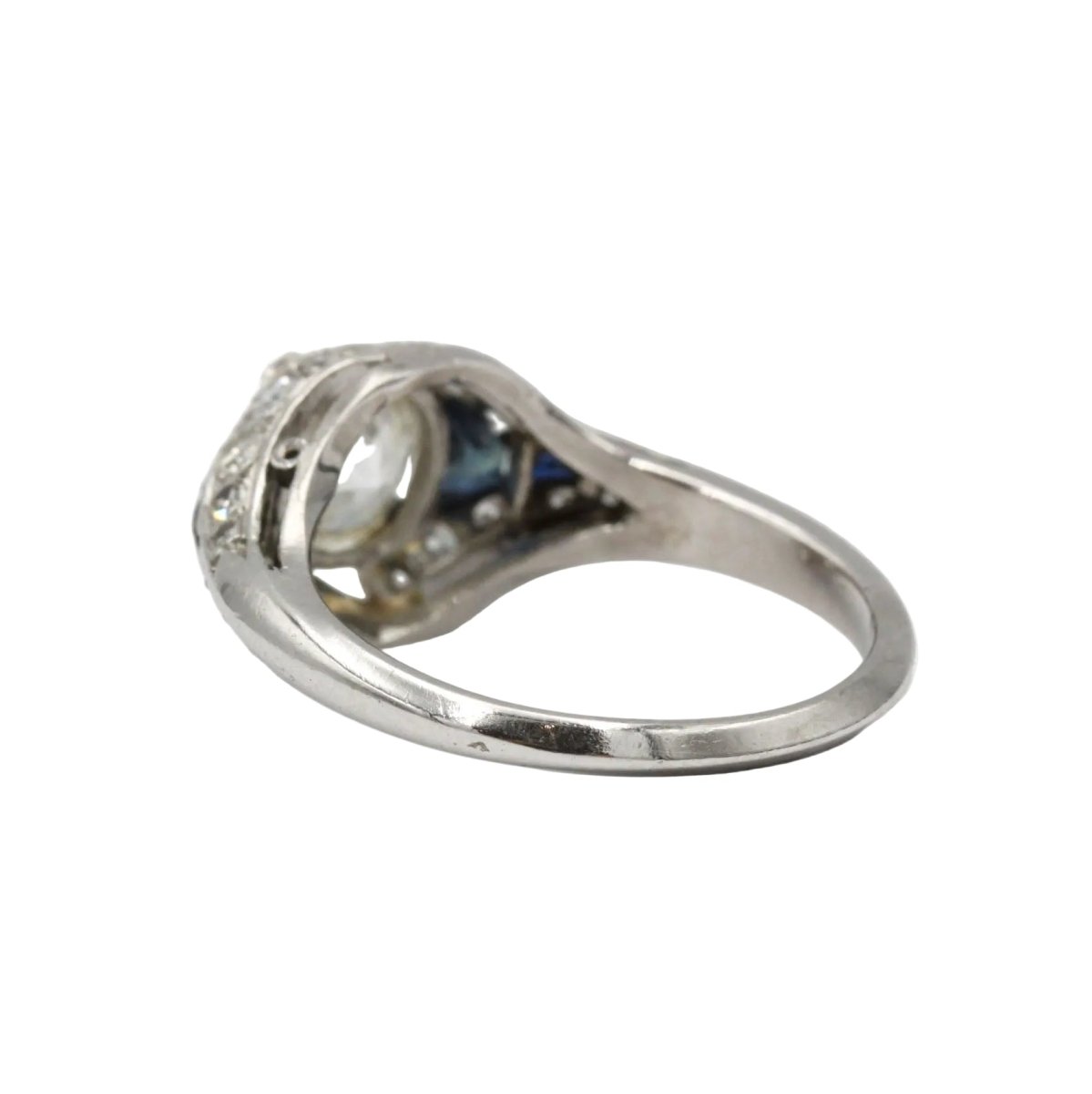 Bague Entourage en platine, saphirs et diamants - Castafiore
