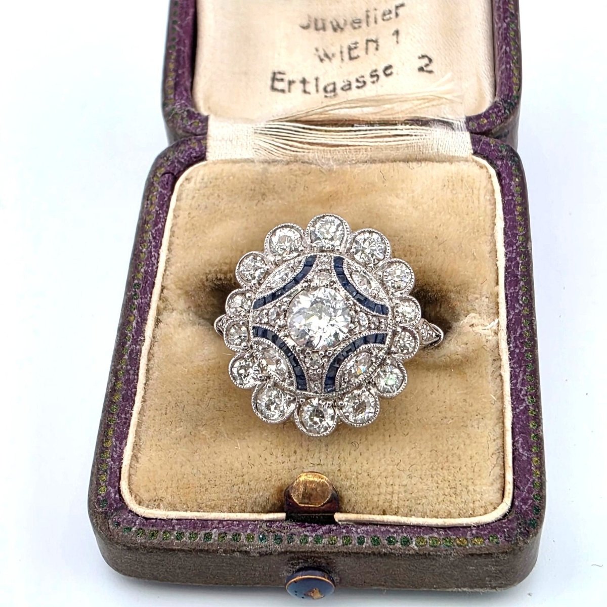 Bague Entourage en platine, saphirs et diamants - Castafiore