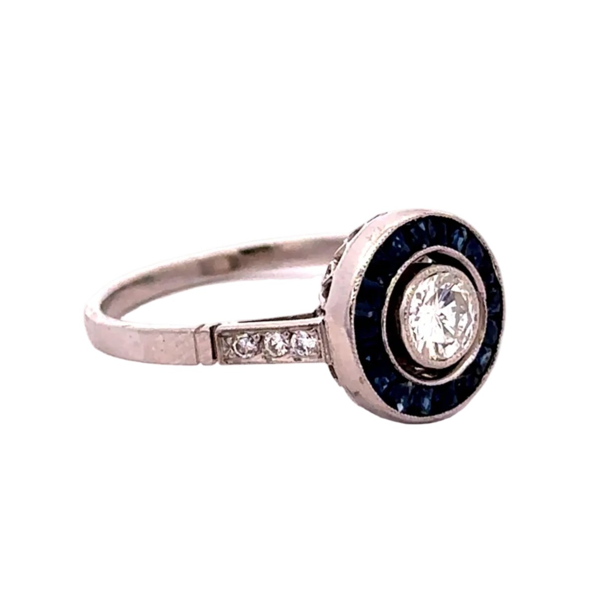 Bague Entourage en platine, saphirs et diamants - Castafiore