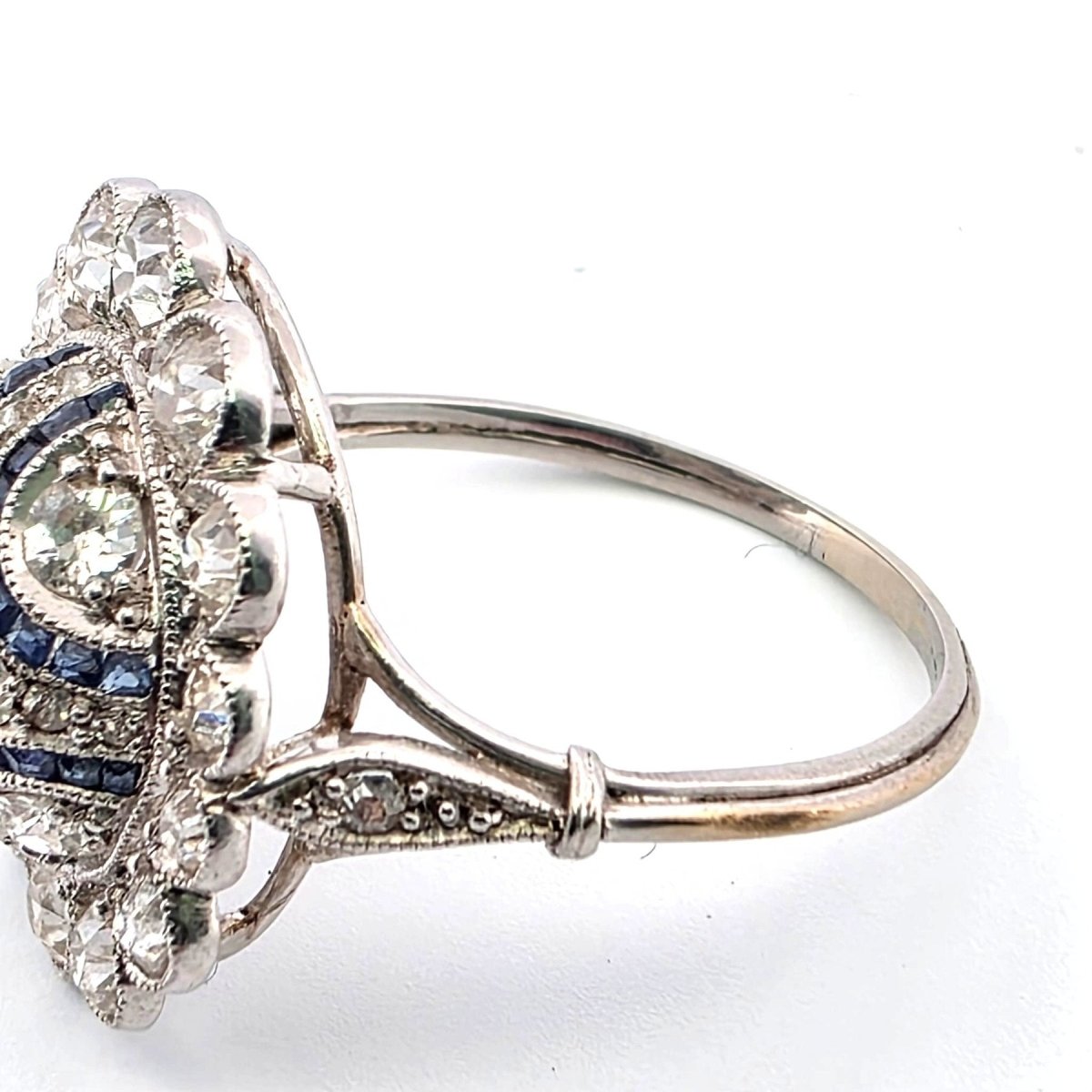 Bague Entourage en platine, saphirs et diamants - Castafiore