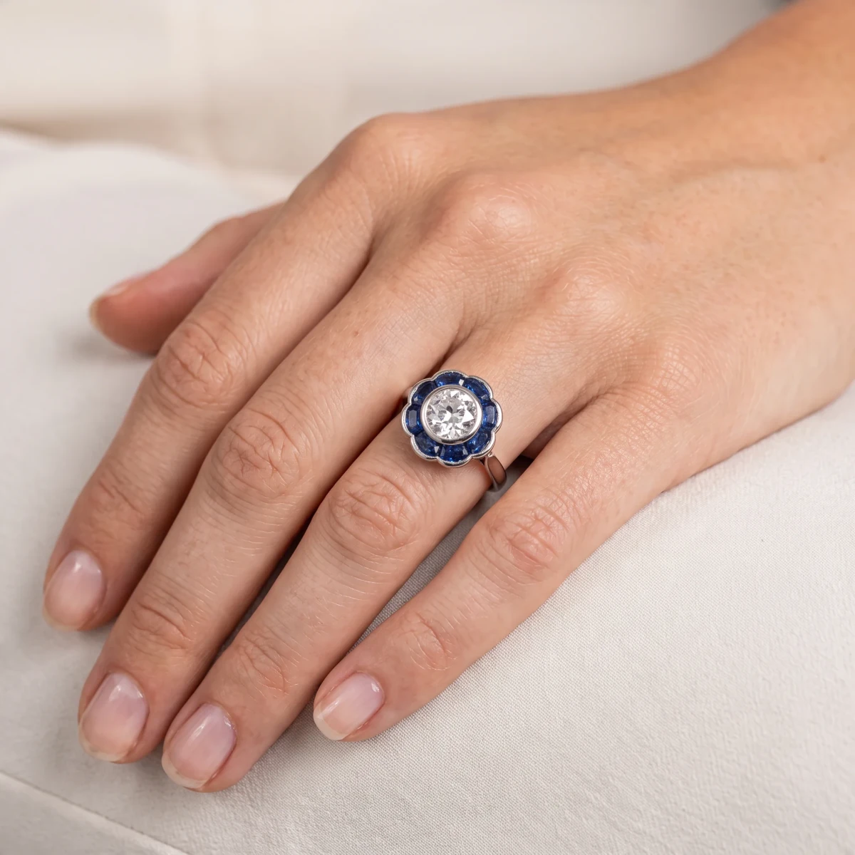 Bague Entourage en platine, saphirs et diamants - Castafiore