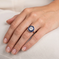 Bague Entourage en platine, saphirs et diamants - Castafiore