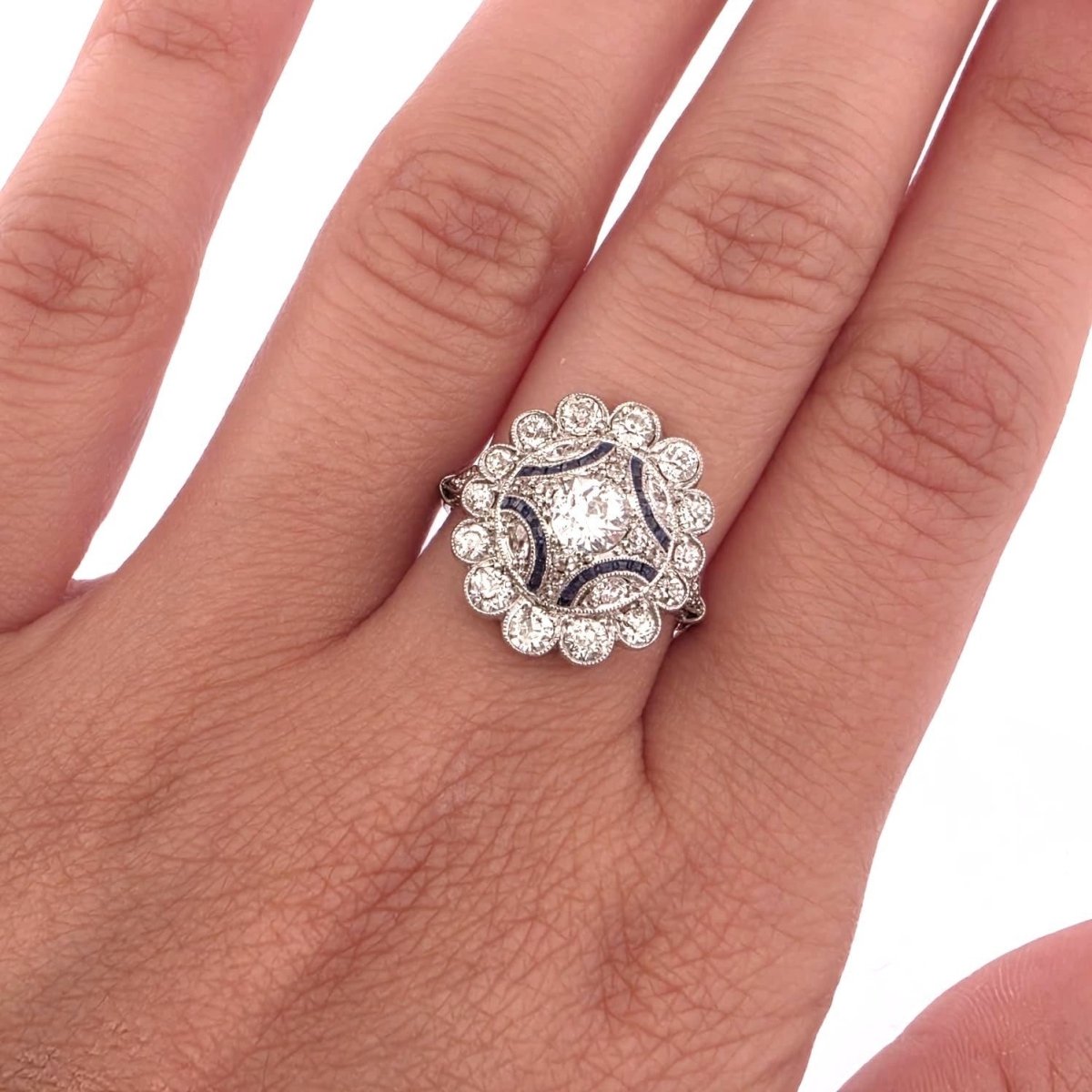 Bague Entourage en platine, saphirs et diamants - Castafiore