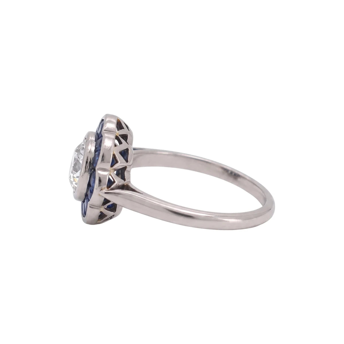 Bague Entourage en platine, saphirs et diamants - Castafiore
