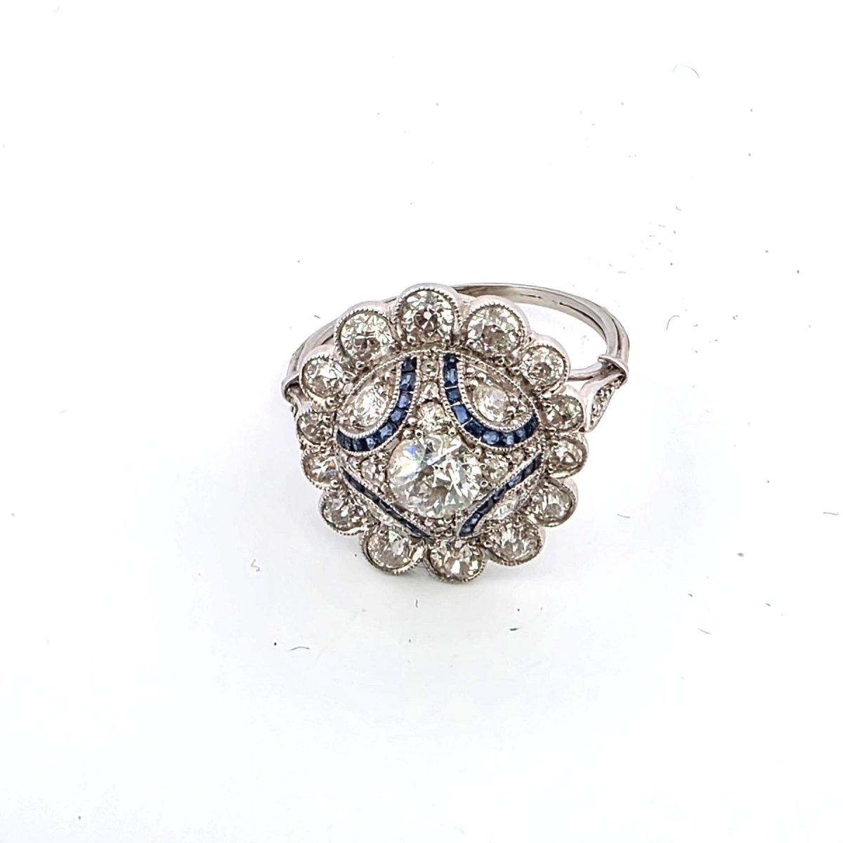 Bague Entourage en platine, saphirs et diamants - Castafiore