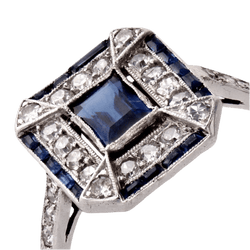 Bague Entourage en platine, saphirs et diamants - Castafiore