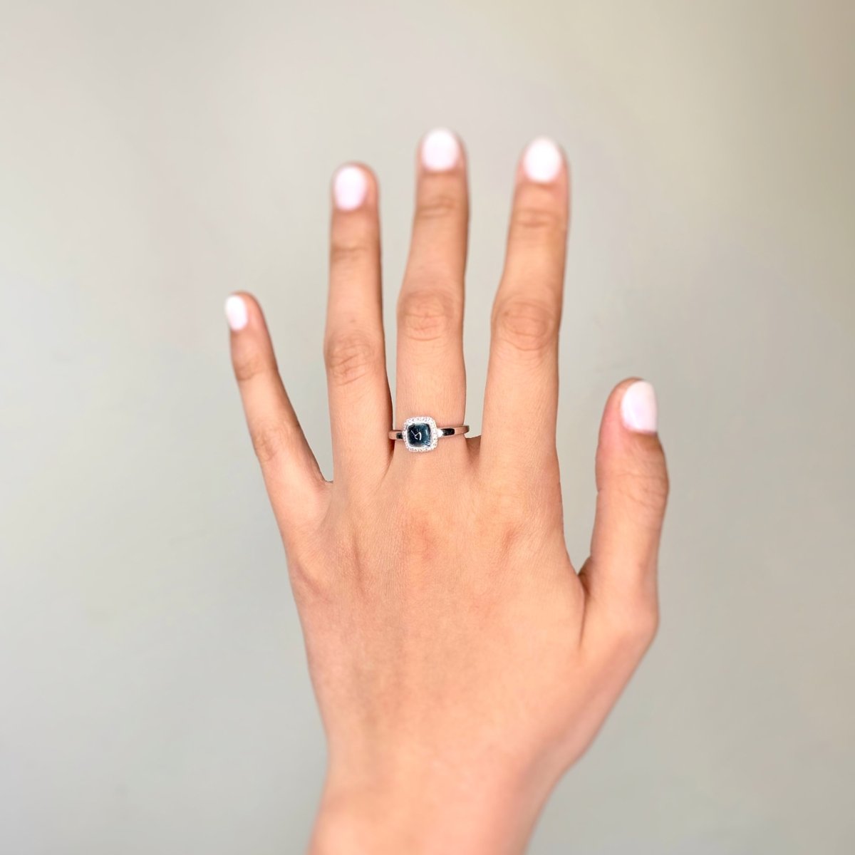 Bague Entourage FRED "Pain de sucre" en or blanc, topaze et diamants - Castafiore