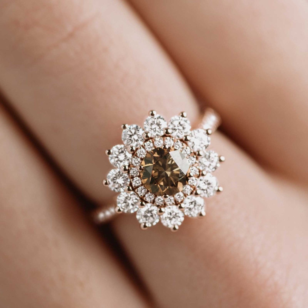 Bague Entourage GEMMYO "Lefkos" en or rose et diamants - Castafiore