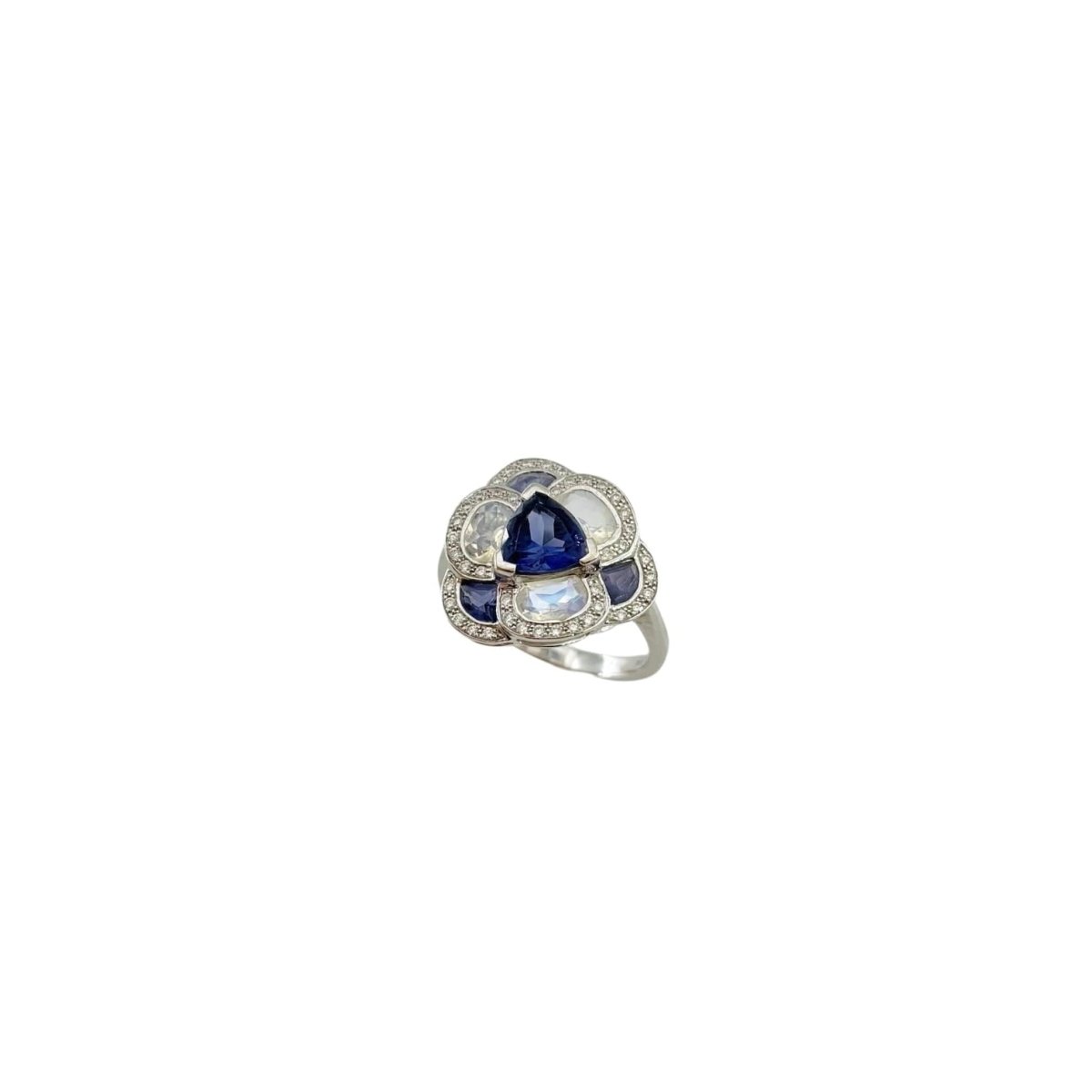 Bague Entourage ISABELLE LANGLOIS "Flora Pensée" en or blanc, pierres de lune, iolites et diamants - Castafiore