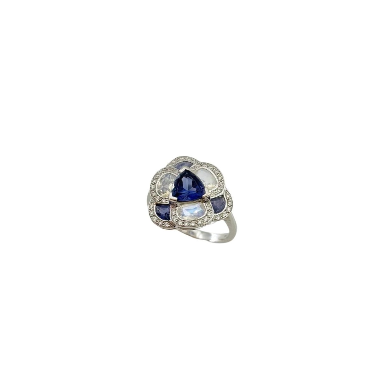 Bague Entourage ISABELLE LANGLOIS "Flora Pensée" en or blanc, pierres de lune, iolites et diamants - Castafiore