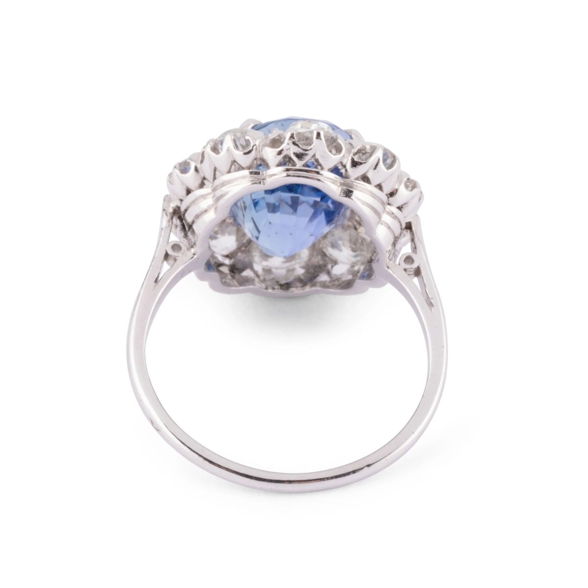 Bague entourage Saphir de Ceylan ovale et diamant - Castafiore