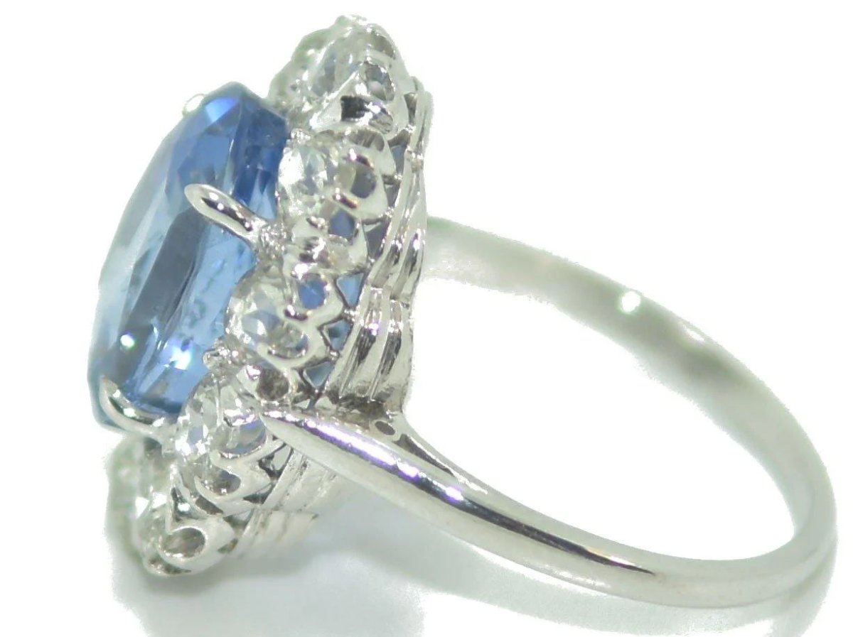 Bague entourage Saphir de Ceylan ovale et diamant - Castafiore
