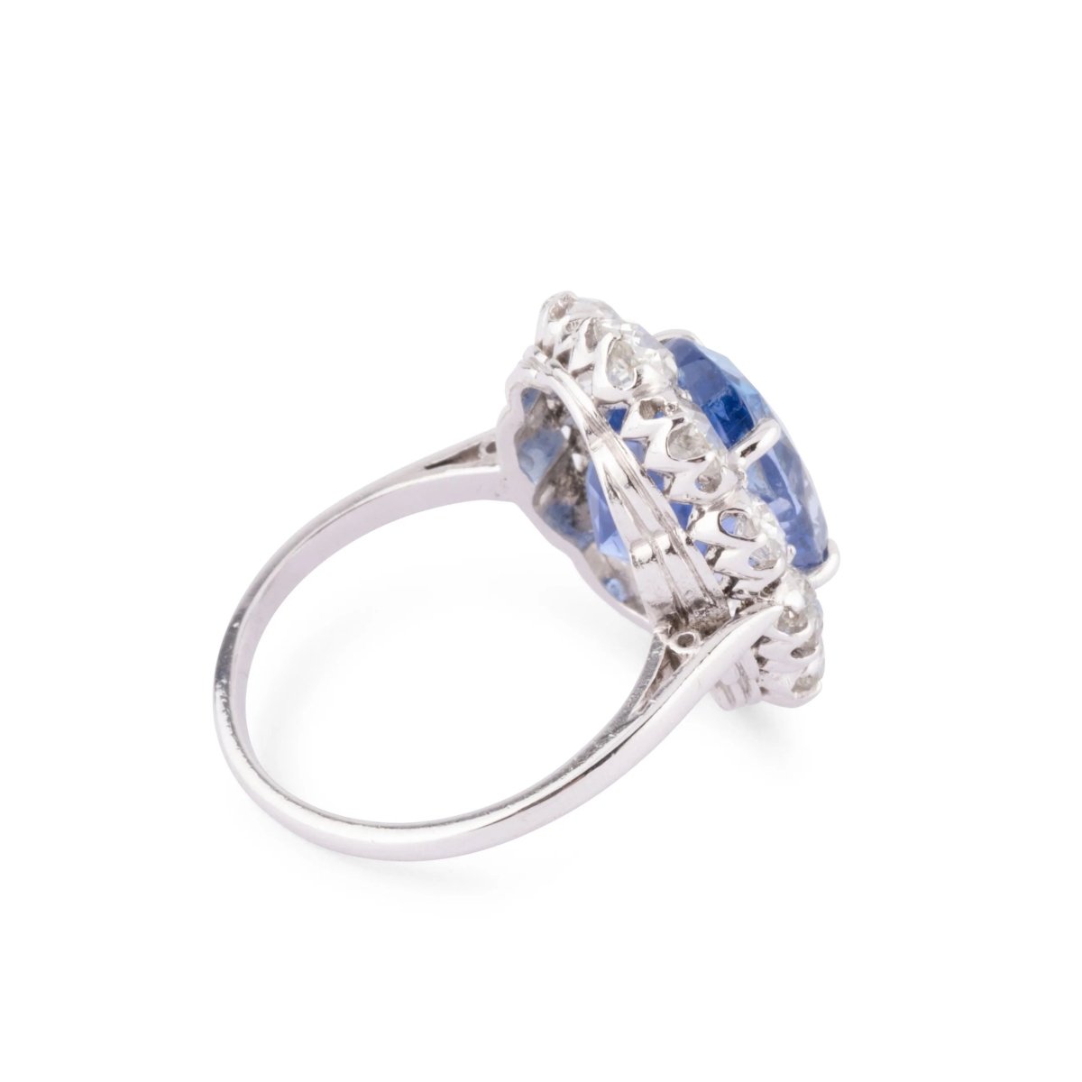 Bague entourage Saphir de Ceylan ovale et diamant - Castafiore