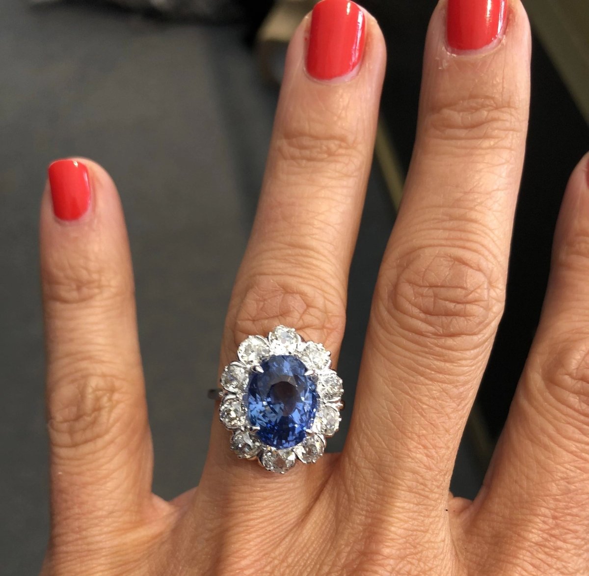 Bague entourage Saphir de Ceylan ovale et diamant - Castafiore
