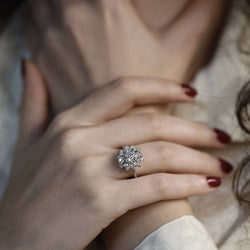 Bague entourage vers 1970 en or gris 18k avec 1,50 Cts de Diamants taille ancienne . H - SI2. Taille 56 - Castafiore