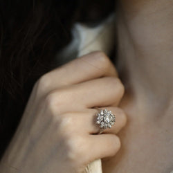 Bague entourage vers 1970 en or gris 18k avec 1,50 Cts de Diamants taille ancienne . H - SI2. Taille 56 - Castafiore