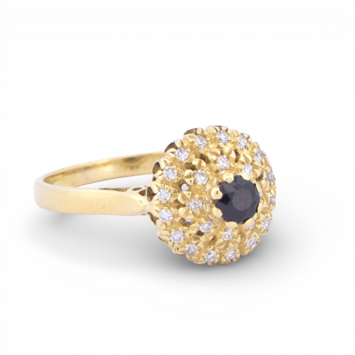 Bague Entourage Vintage en or jaune, saphir et diamants - Castafiore