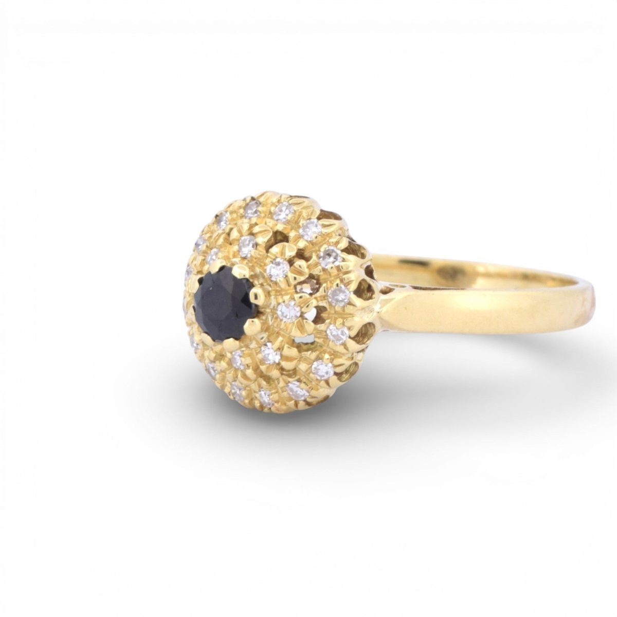 Bague Entourage Vintage en or jaune, saphir et diamants - Castafiore