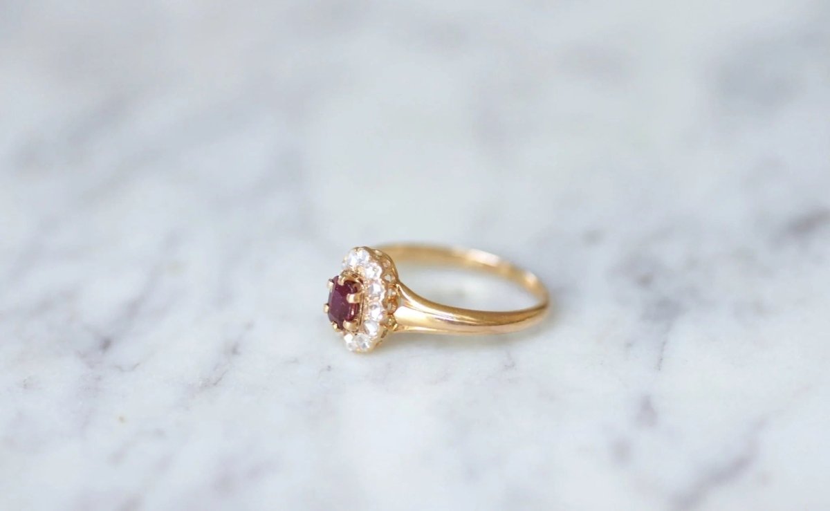 Bague fiançailles rubis entourage diamants - Castafiore