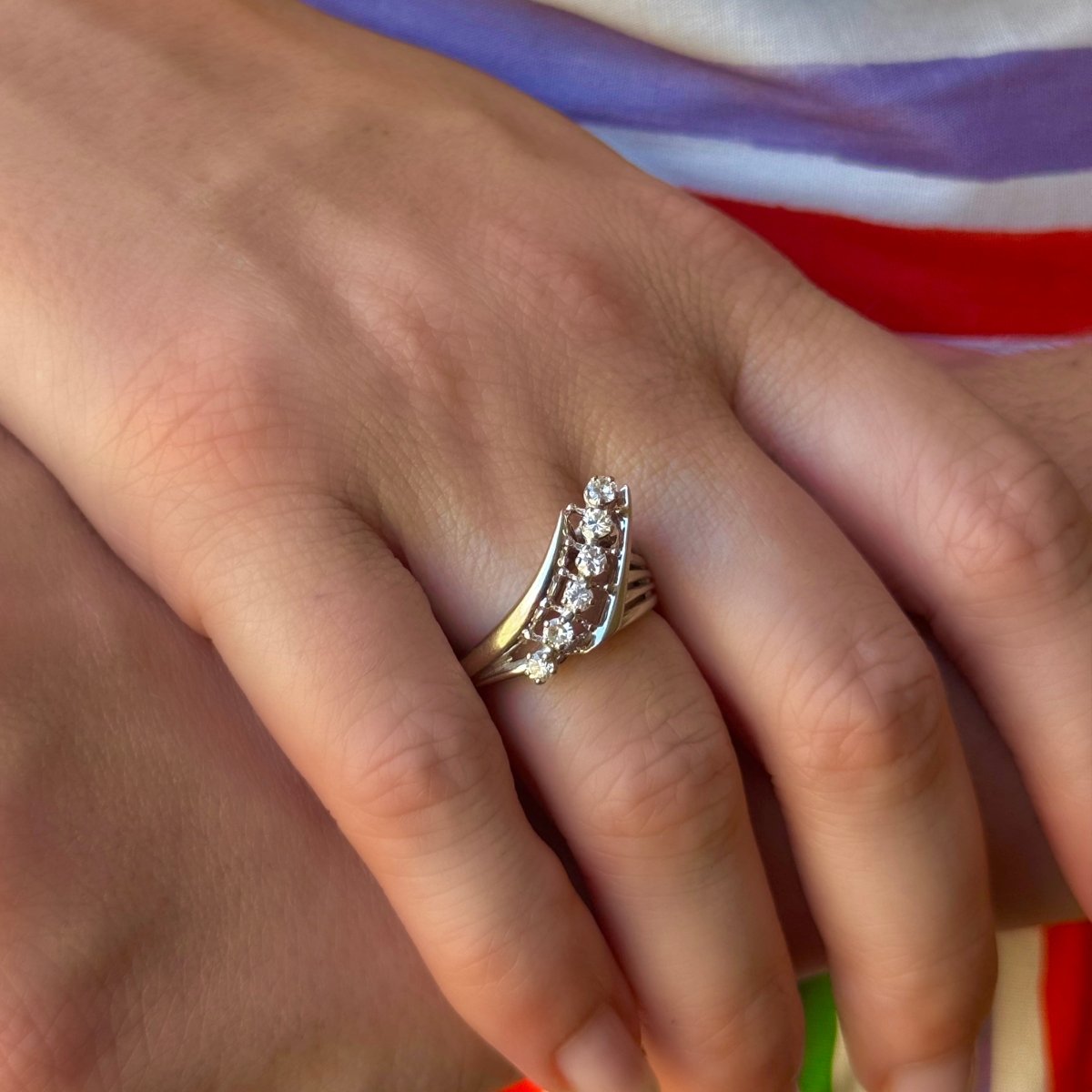 Bague Fil asymétrique en or gris et diamants - Castafiore