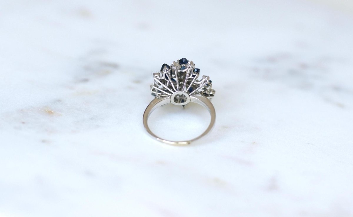 Bague Fil Cocktail Saphir et Diamants sur Or Blanc - Castafiore
