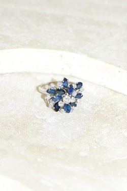 Bague Fil Cocktail Saphir et Diamants sur Or Blanc - Castafiore