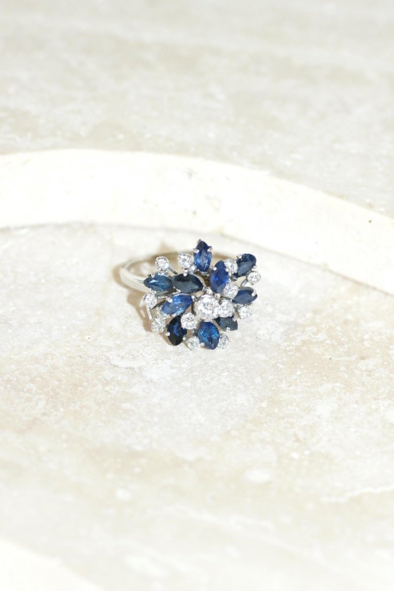 Bague Fil Cocktail Saphir et Diamants sur Or Blanc - Castafiore