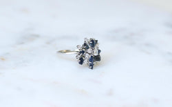 Bague Fil Cocktail Saphir et Diamants sur Or Blanc - Castafiore