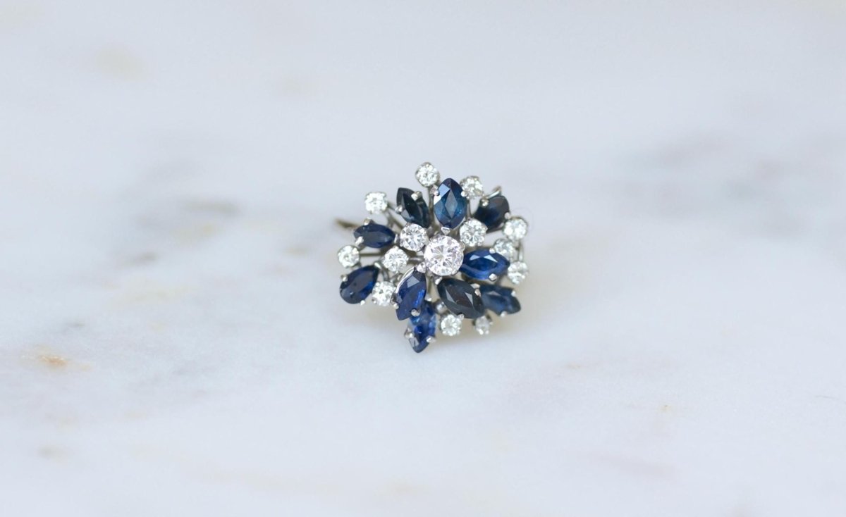 Bague Fil Cocktail Saphir et Diamants sur Or Blanc - Castafiore