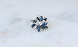 Bague Fil Cocktail Saphir et Diamants sur Or Blanc - Castafiore