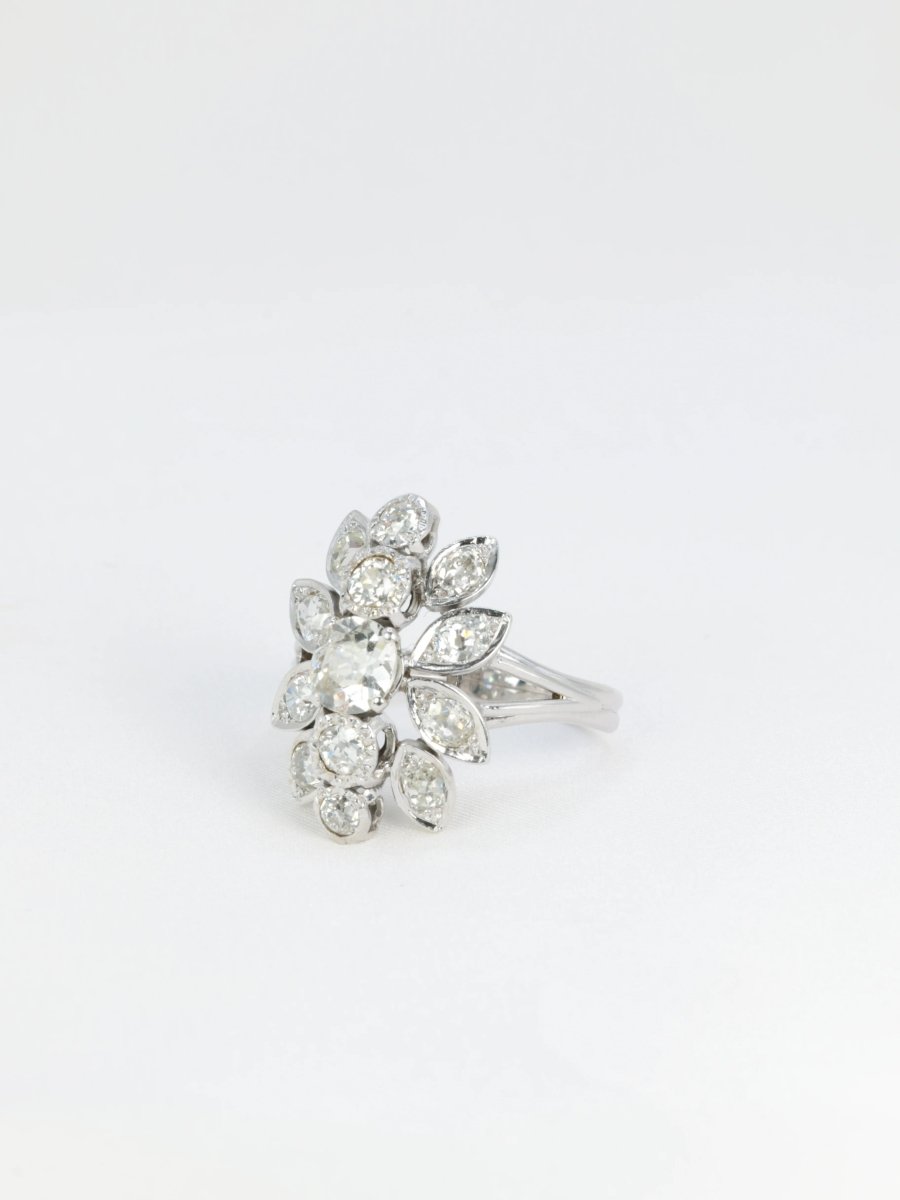 Bague fleur ancienne en or, platine et diamants figurant un motif floral - Castafiore