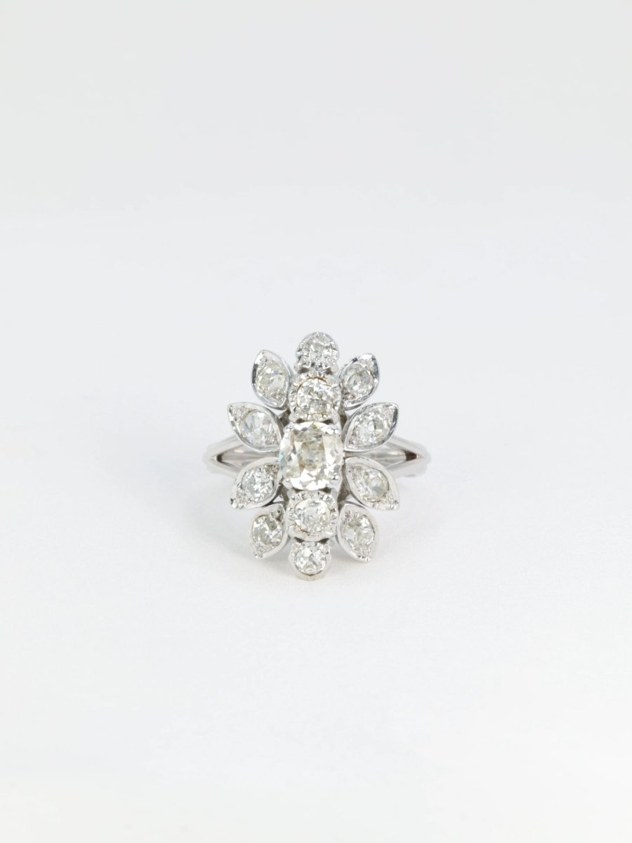 Bague fleur ancienne en or, platine et diamants figurant un motif floral - Castafiore