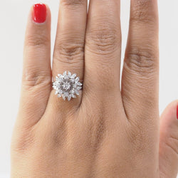 Bague Fleur en or blanc et diamants - Castafiore