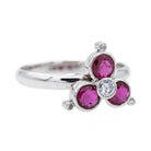 Bague Fleur en or blanc, rubis et diamants - Castafiore