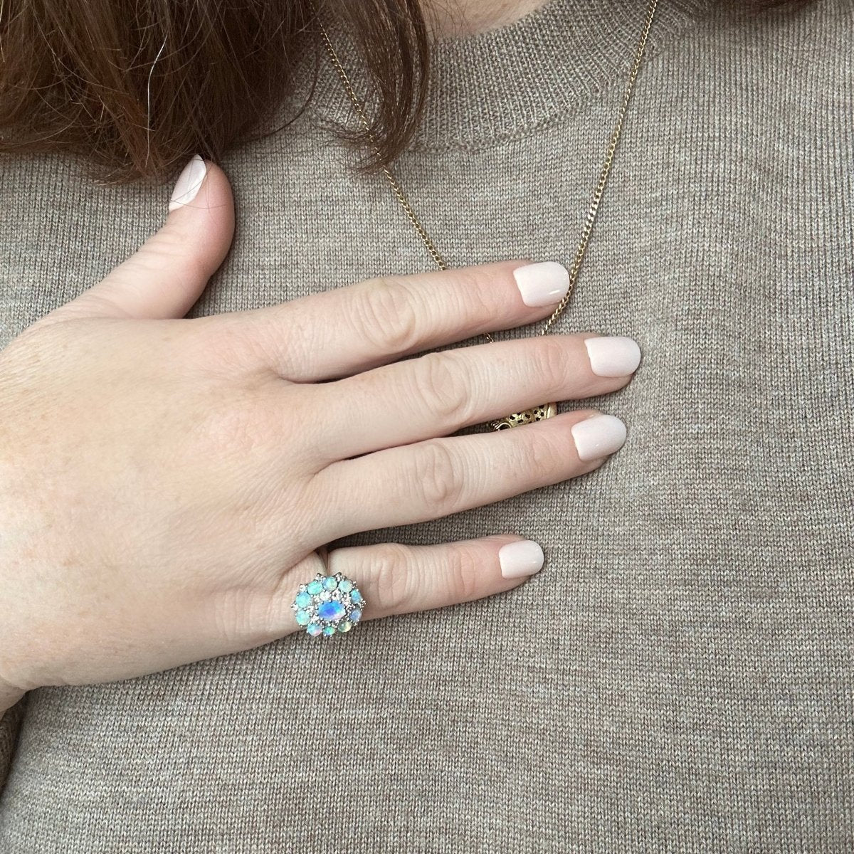 Bague fleur en or gris et opale - Castafiore