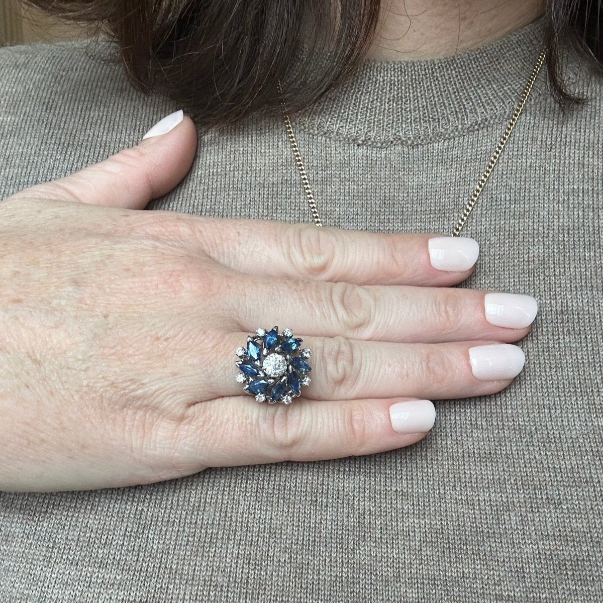 Bague fleur en or gris et saphirs - Castafiore