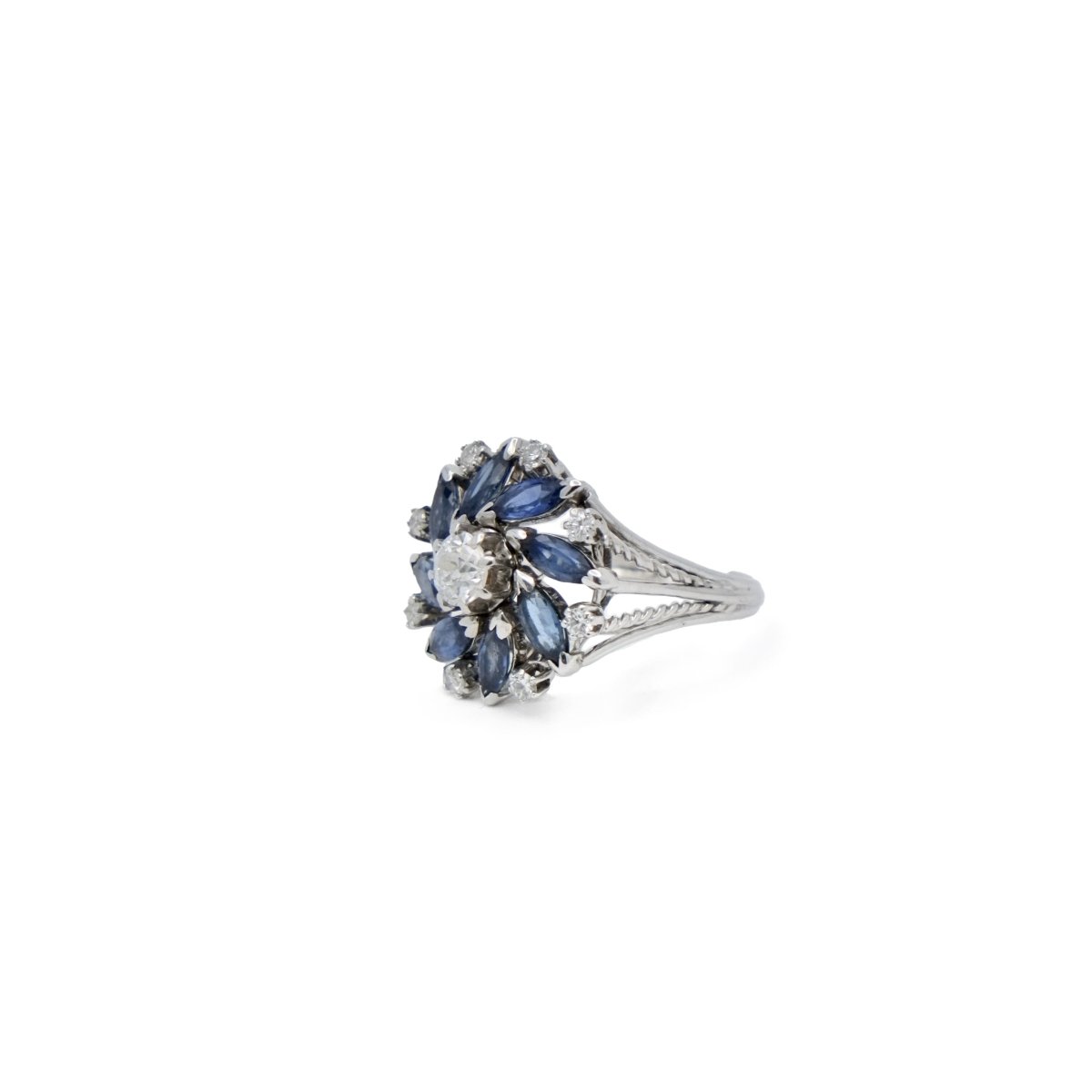 Bague fleur en or gris et saphirs et diamant - Castafiore