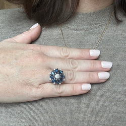 Bague fleur en or gris et saphirs et diamant - Castafiore
