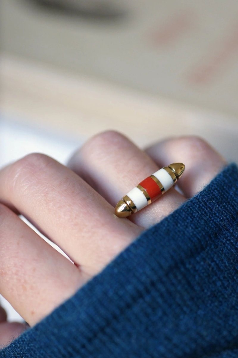 Bague fuseau moderniste or, corne, et corail - Castafiore