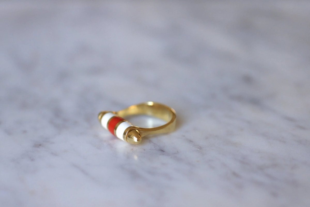 Bague fuseau moderniste or, corne, et corail - Castafiore