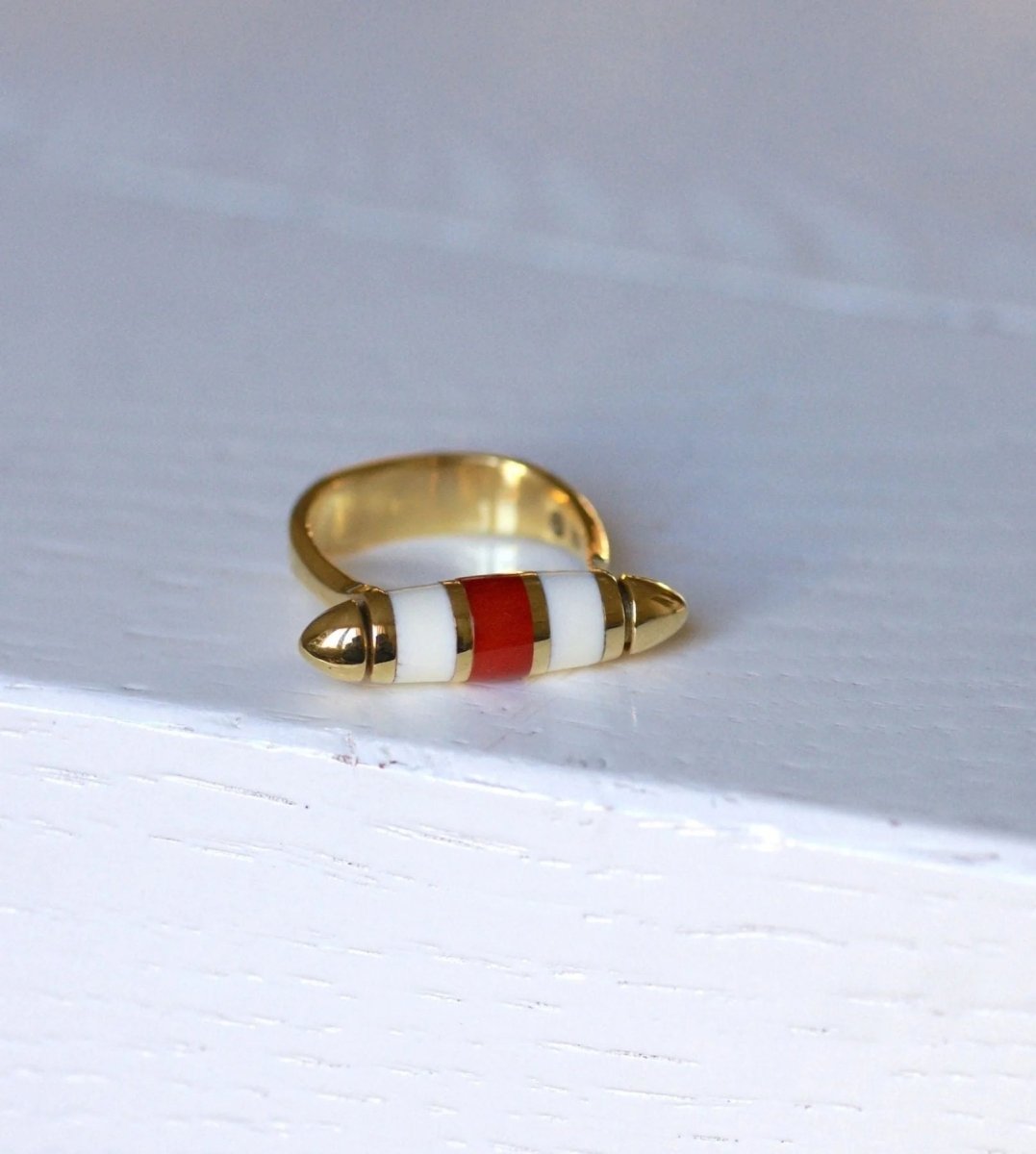Bague fuseau moderniste or, corne, et corail - Castafiore