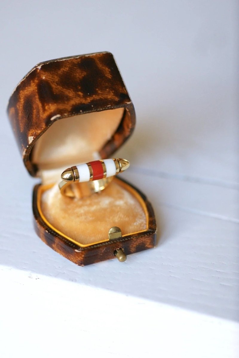 Bague fuseau moderniste or, corne, et corail - Castafiore