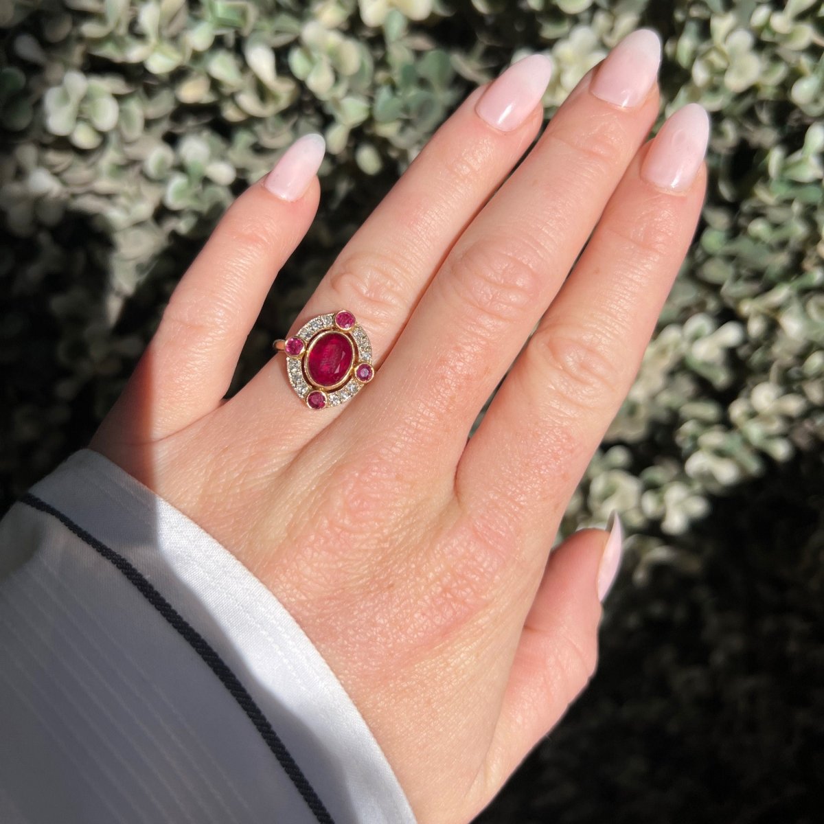 Bague Halo en or jaune, rubis et diamants - Castafiore