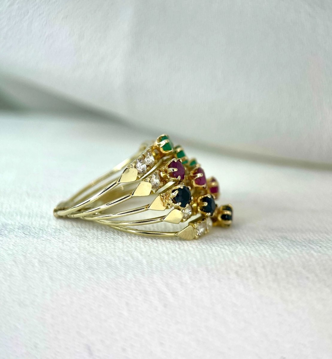 Bague Harem en Or, Pierres Blanches, Saphirs, Rubis et Emeraudes - Castafiore