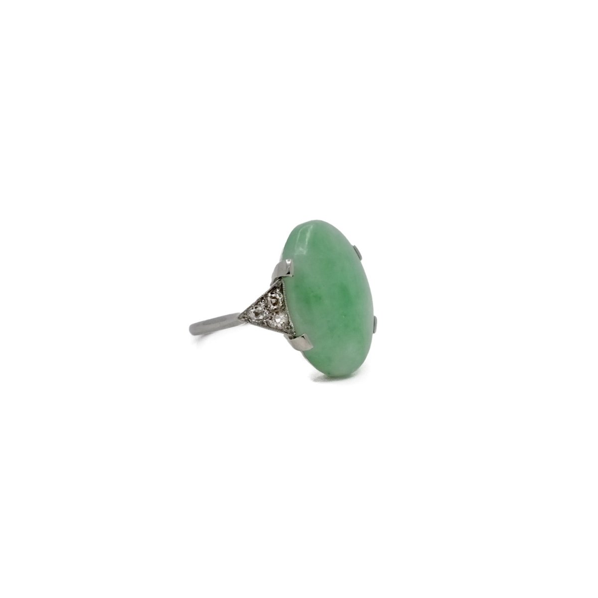 Bague jade ovale en platine et or gris avec jade et diamants - Castafiore