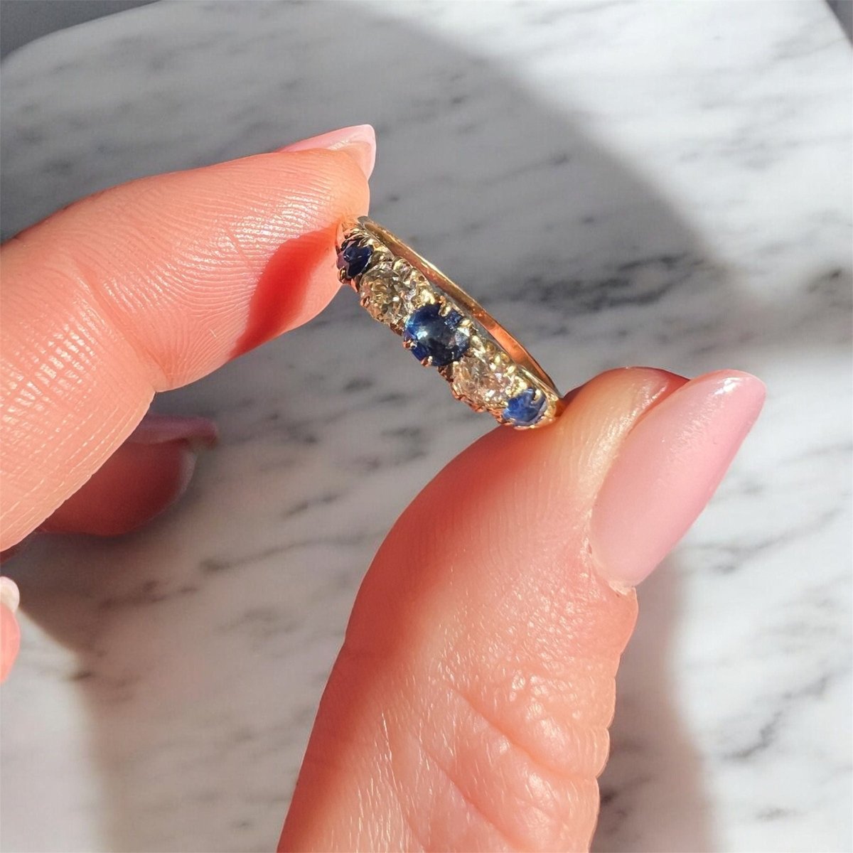 Bague Jarretière Belle Époque, Or 18 carats, Saphirs et Diamants Naturels - Castafiore