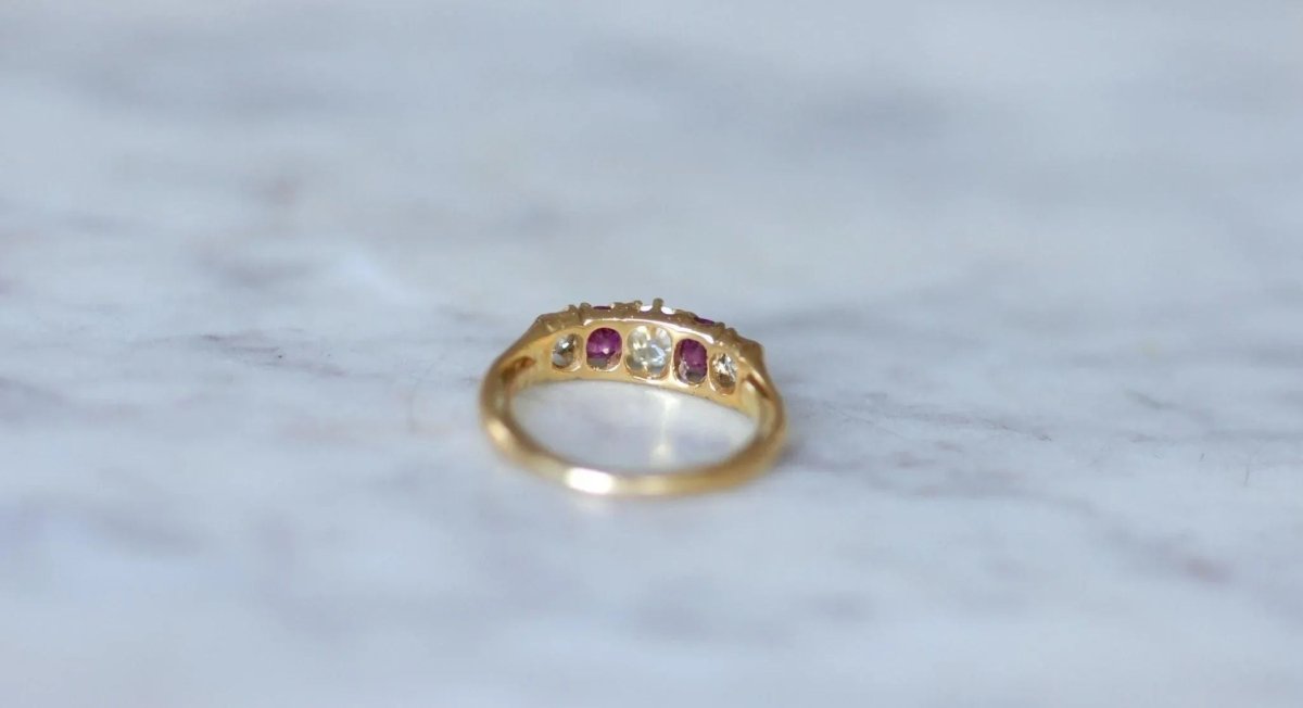 Bague Jarretière Diamants et Rubis sur Or jaune - Castafiore